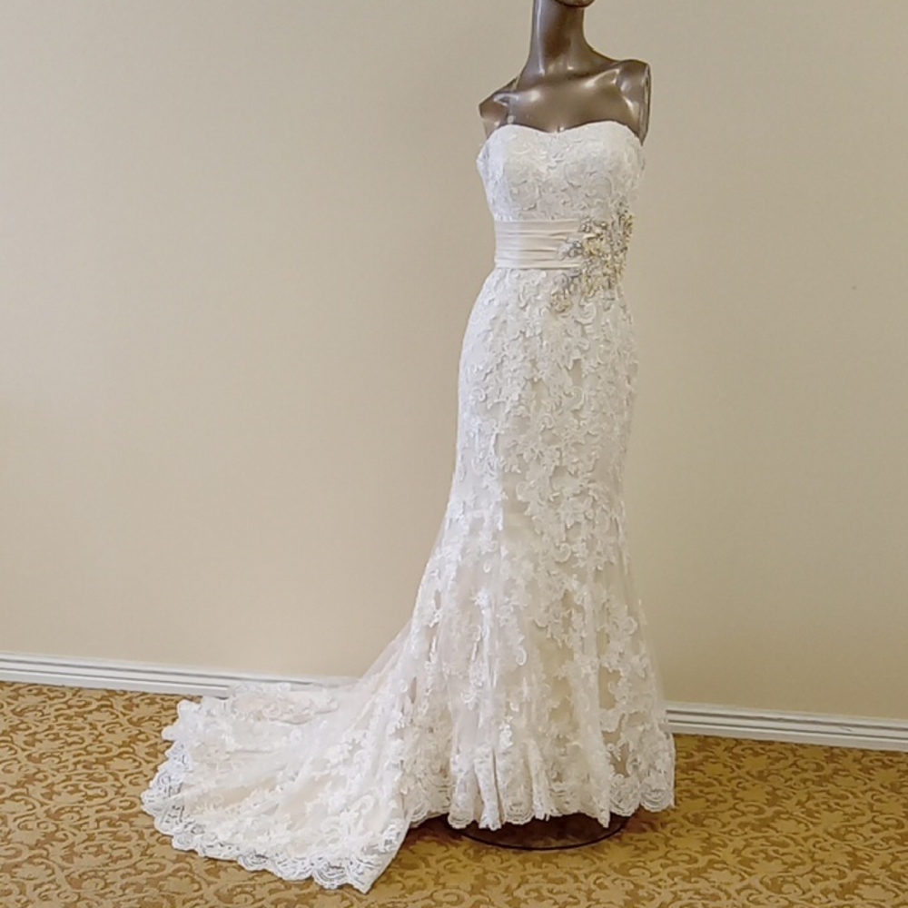 Allure Bridal Size 8 Strapless Lace Wedding Dress